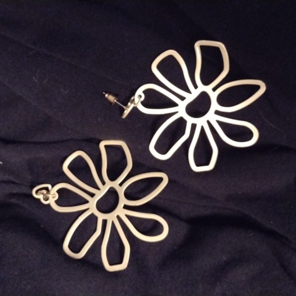Post heart drop floral earrings lightweight brushed gold tone